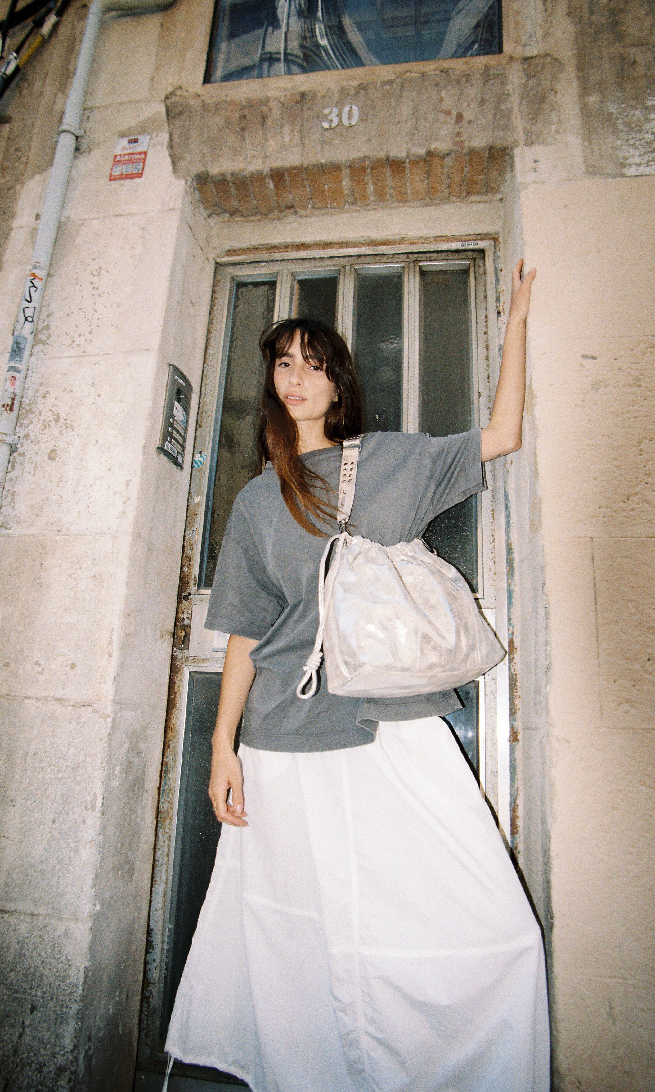 Model wearing Elliot Sand gold Shoulderbag and crossbody bag of the brand Neuville.