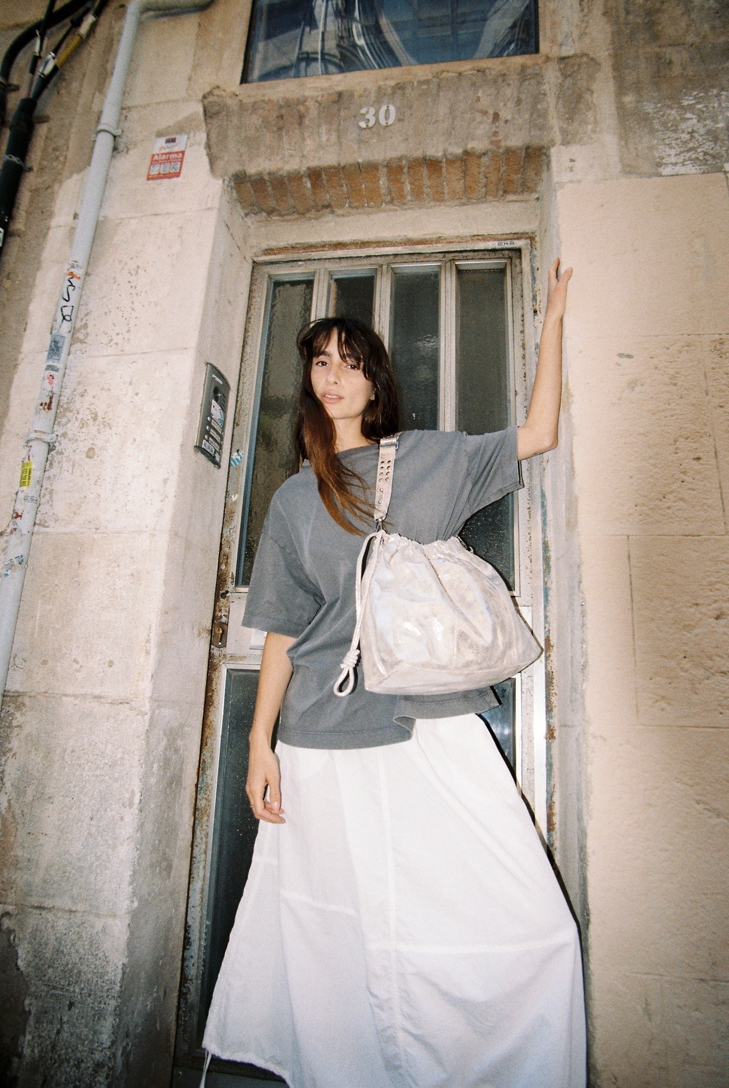 Model wearing Elliot Sand gold Shoulderbag and crossbody bag of the brand Neuville.
