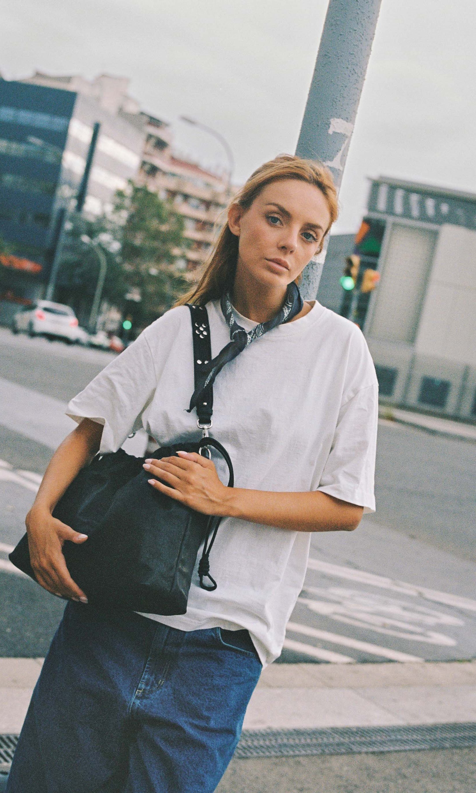 Girl wearing Elliot Black leather shoulder and crossbody bag of the brand Neuville in the street
