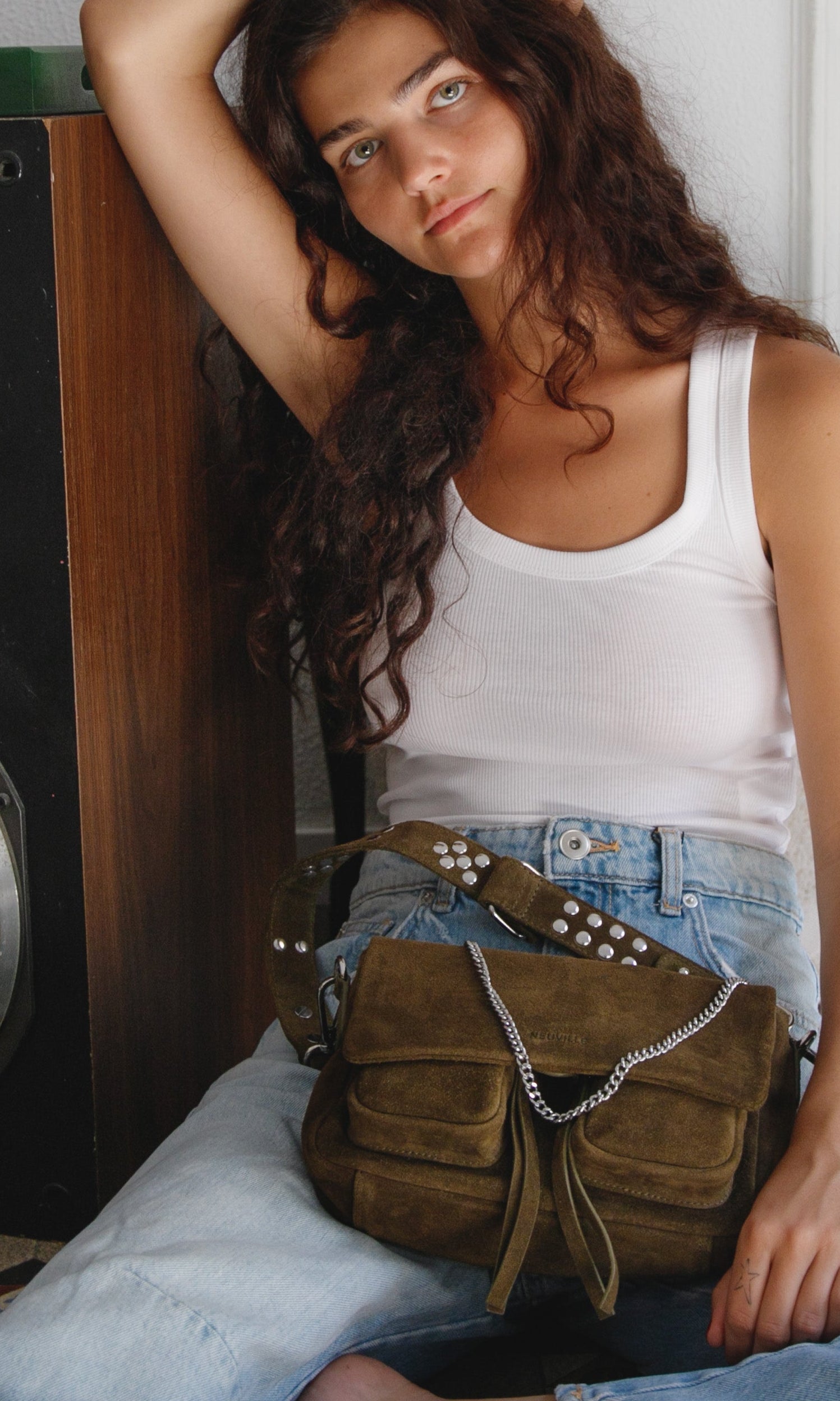 woman wearing Maxke Suede Khaki leather shoulder of the brand Neuville