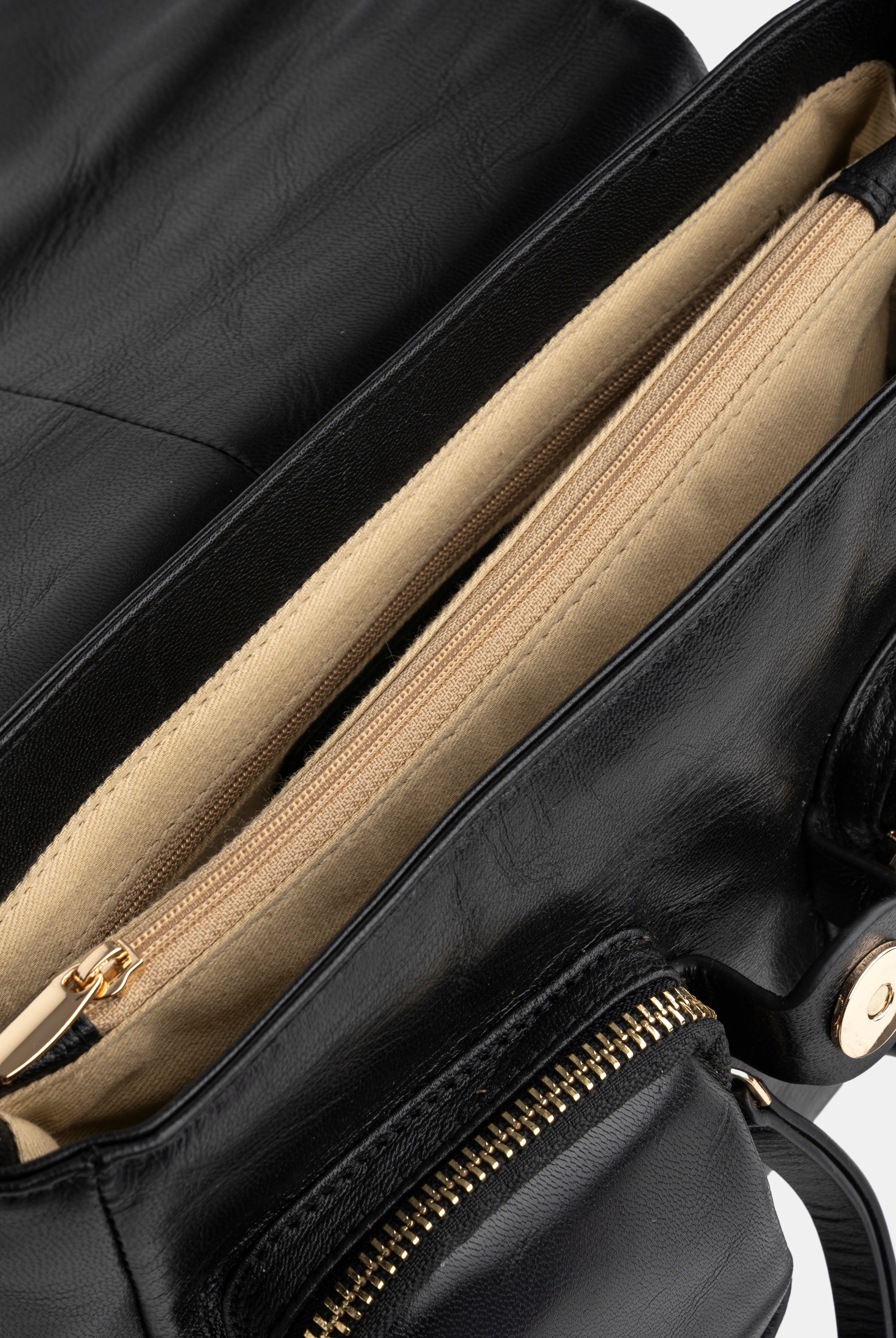 Maxke Black Leather shoulder - and crossbody bag with golden hardware of the brand Neuville. detailed photo of the inside