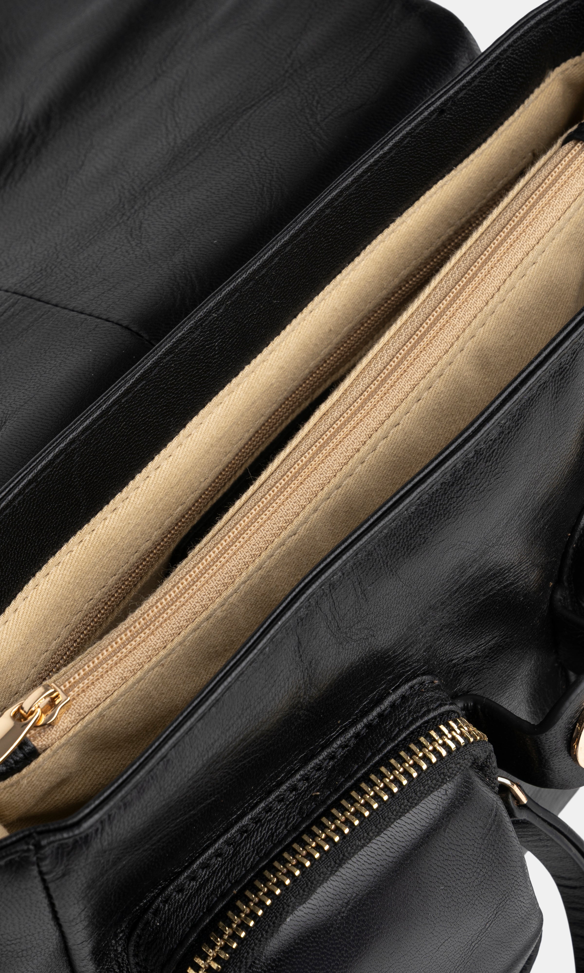 Maxke Black Leather shoulder - and crossbody bag with golden hardware of the brand Neuville. detailed photo of the inside