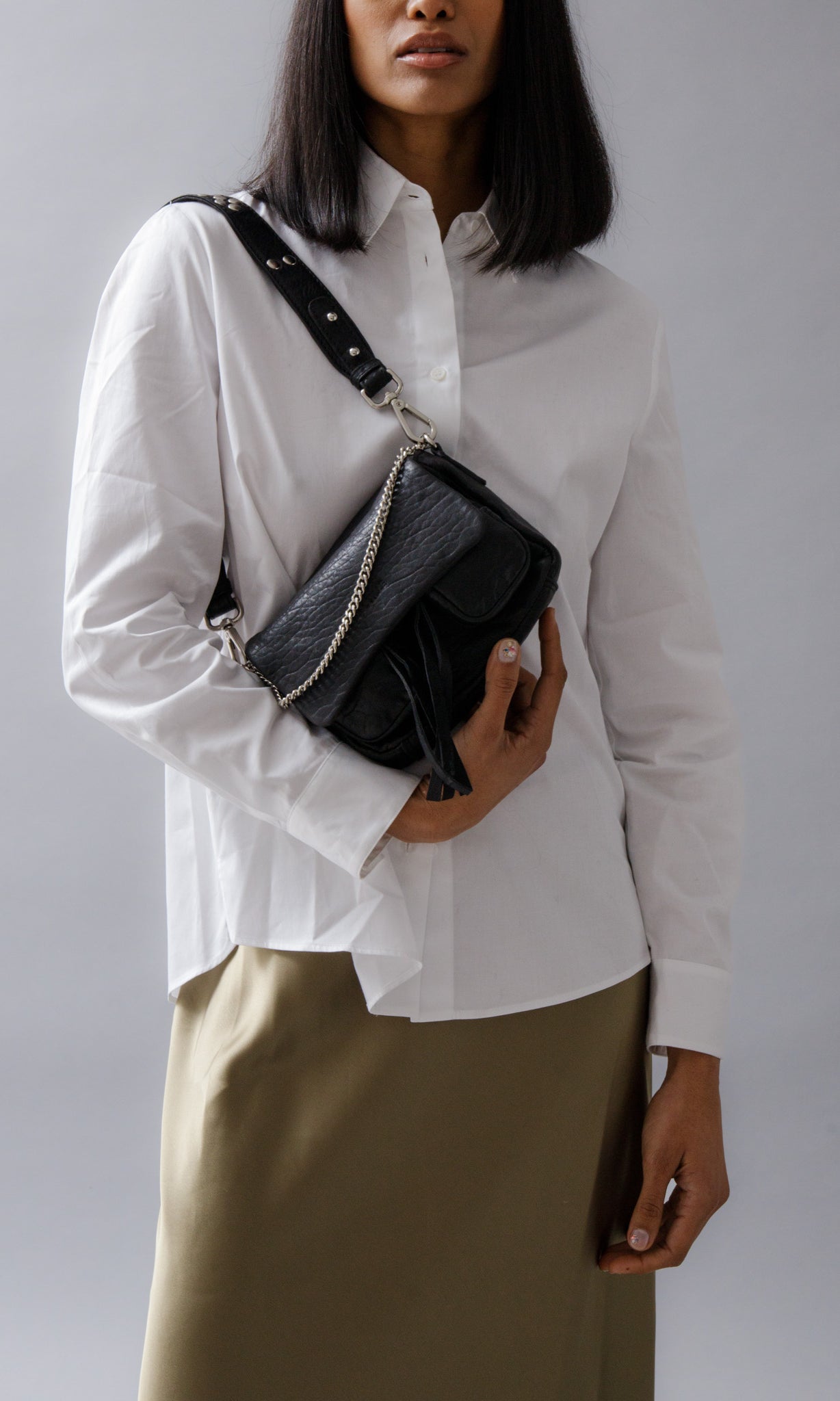 Max mIni Bubble Black leather bag Neuville, worn on model as shoulderbag