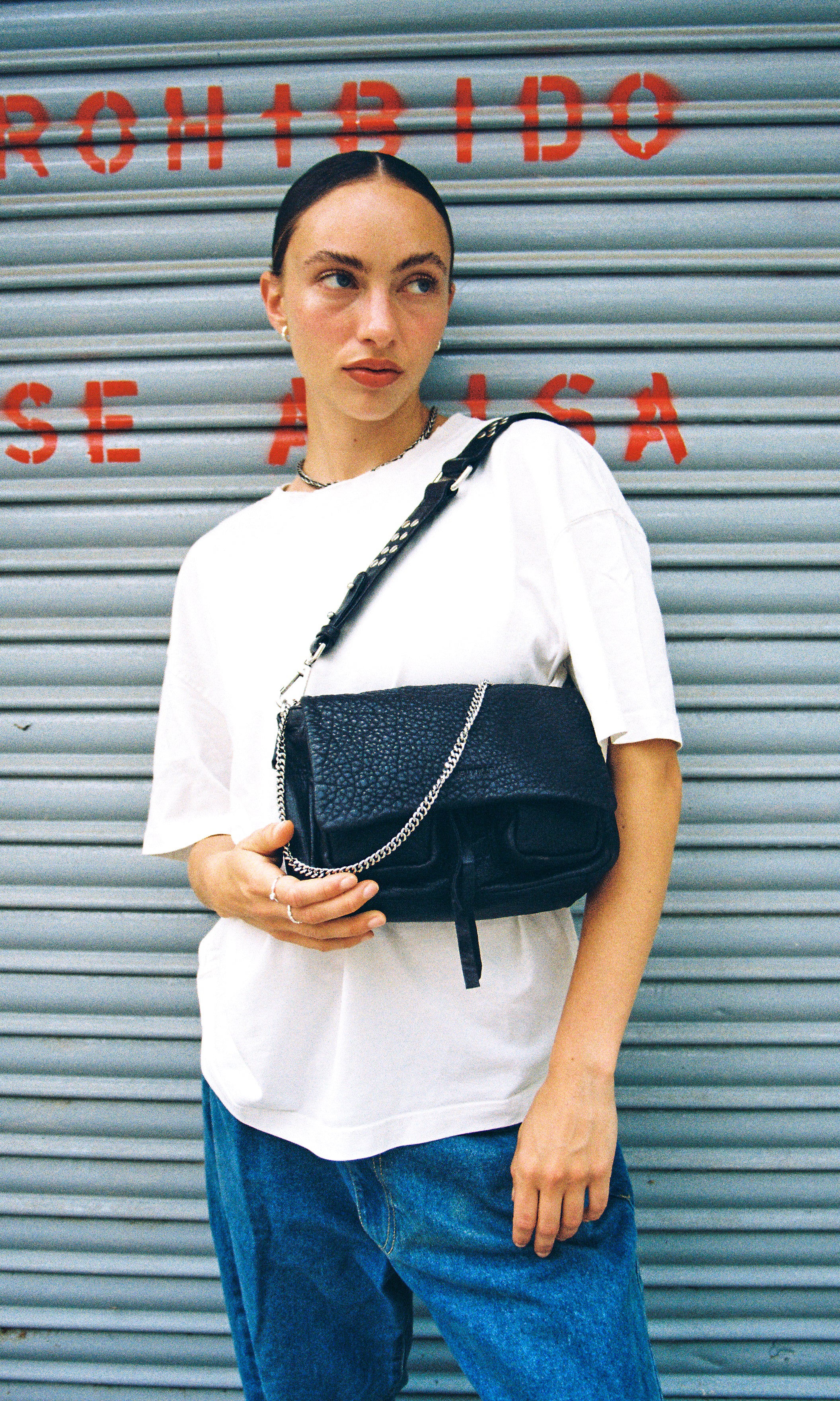 Maxke Bubble Black, leather bag on model.