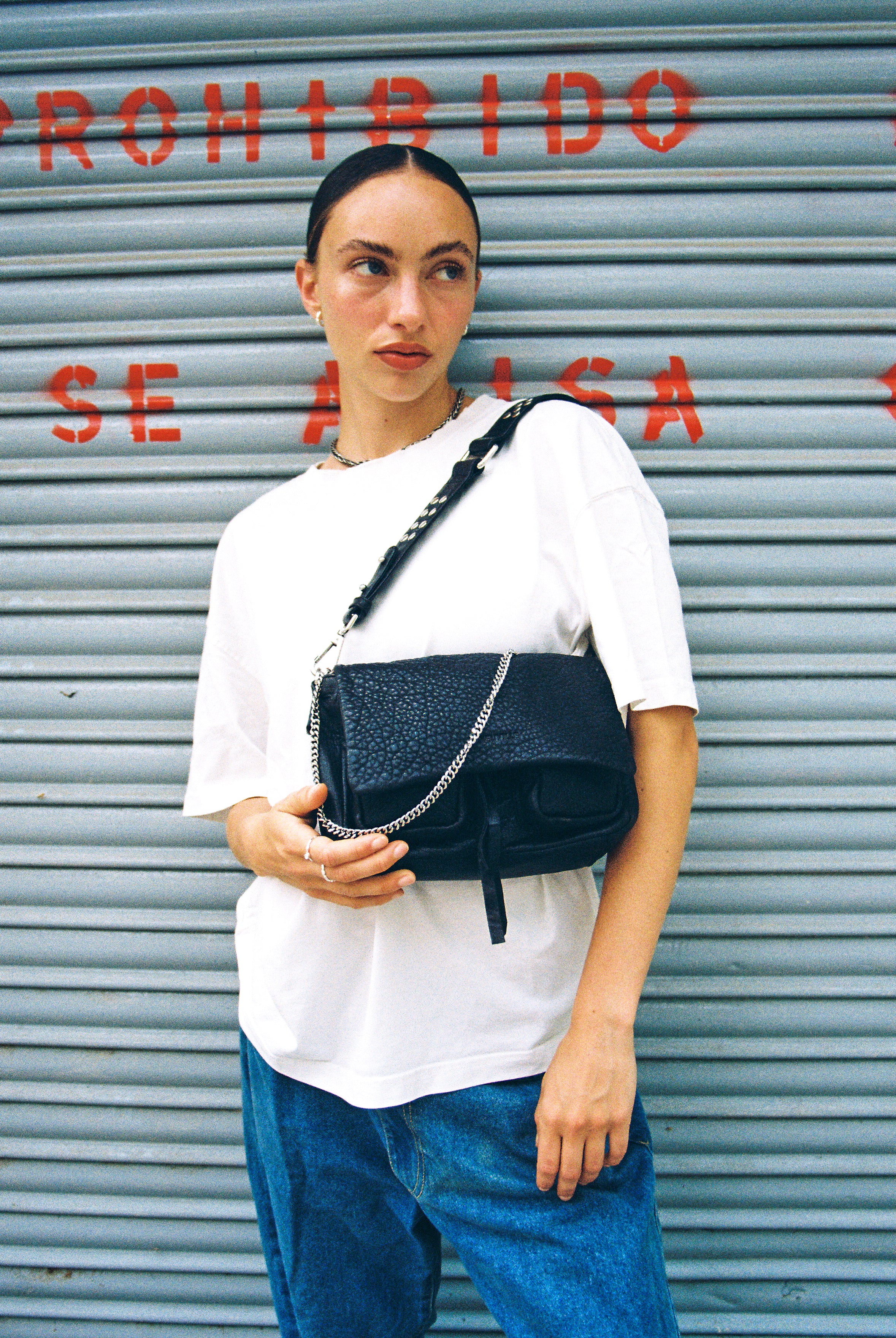 Maxke Bubble Black, leather bag on model.