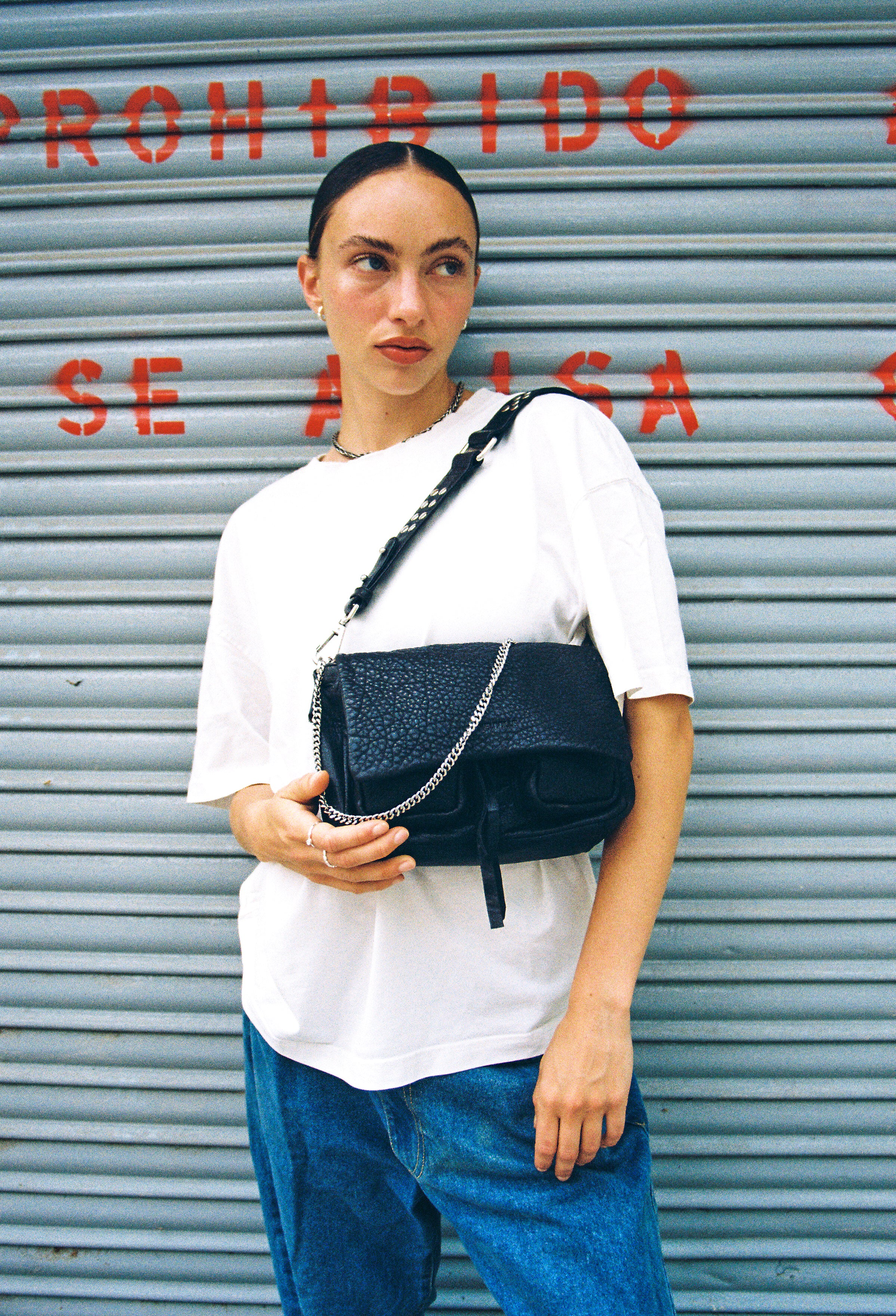 Maxke Bubble Black, leather bag on model.
