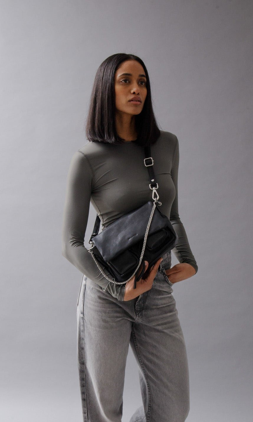 Maxke Black Leather bag Neuville on model