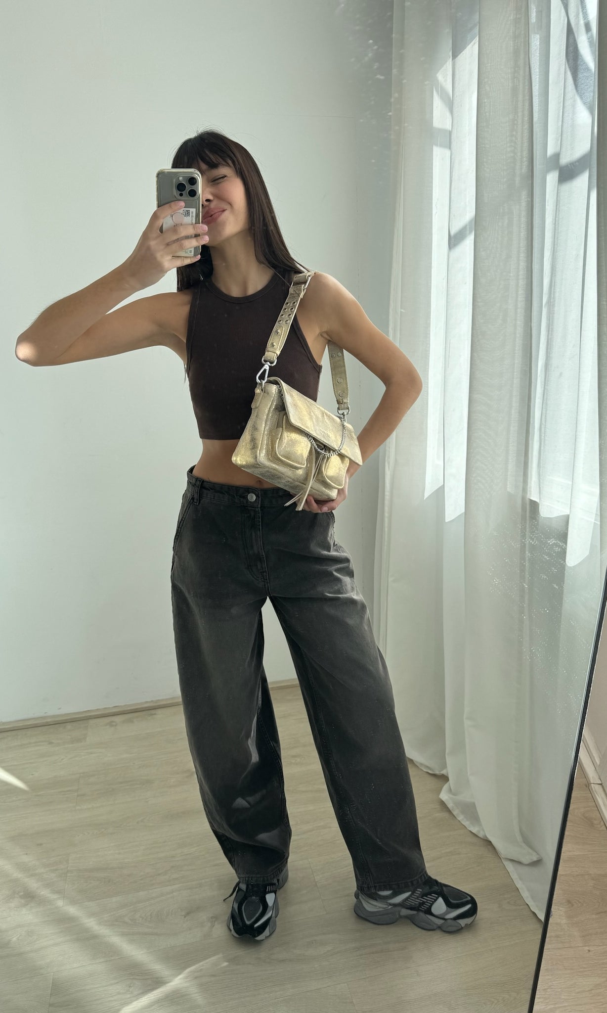 Maxke Sunset Gold, Gold leather bag Neuville, bag on model