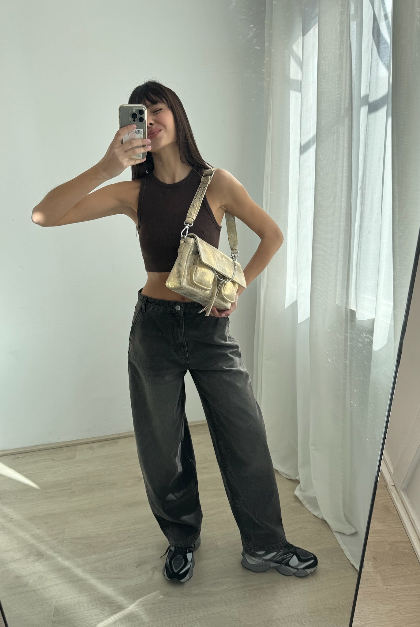 Maxke Sunset Gold, Gold leather bag Neuville, bag on model