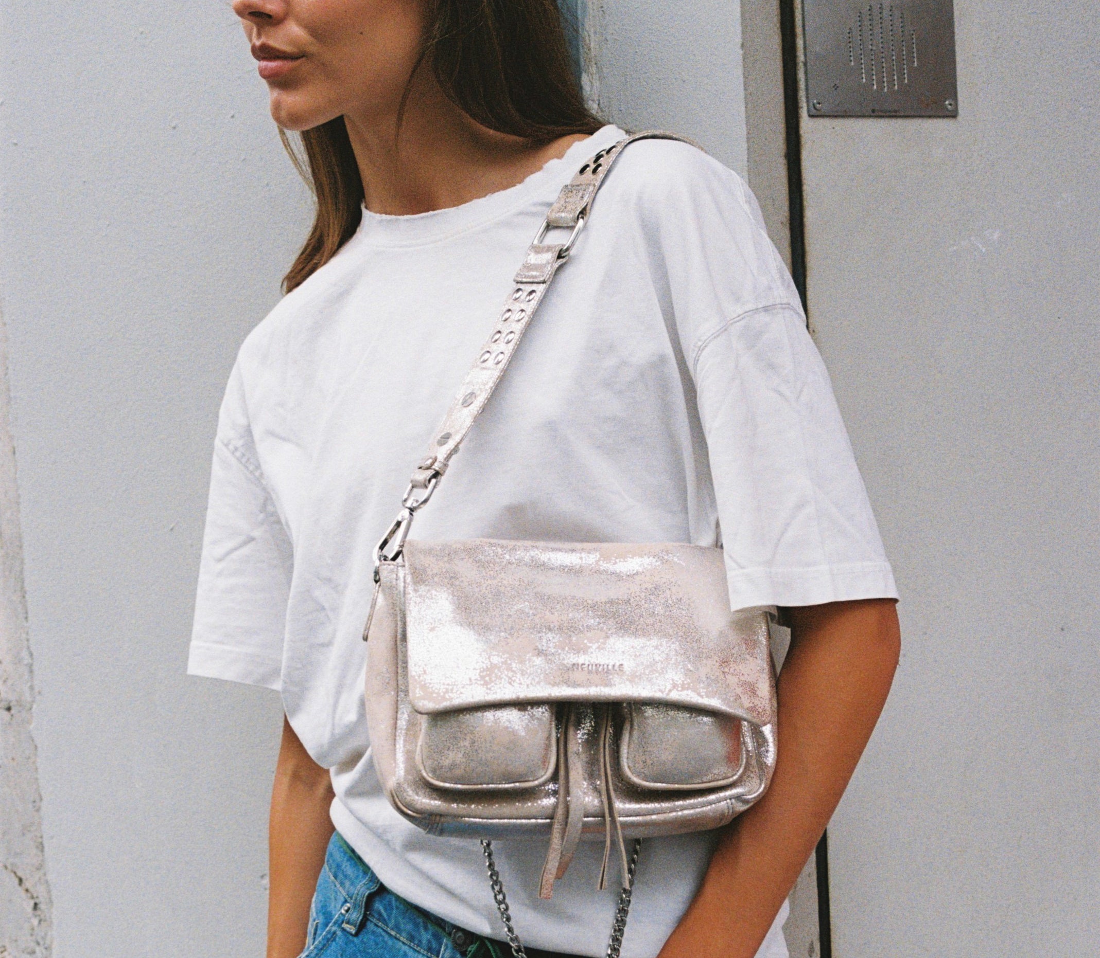Maxke Sand Gold leather bag on model in street