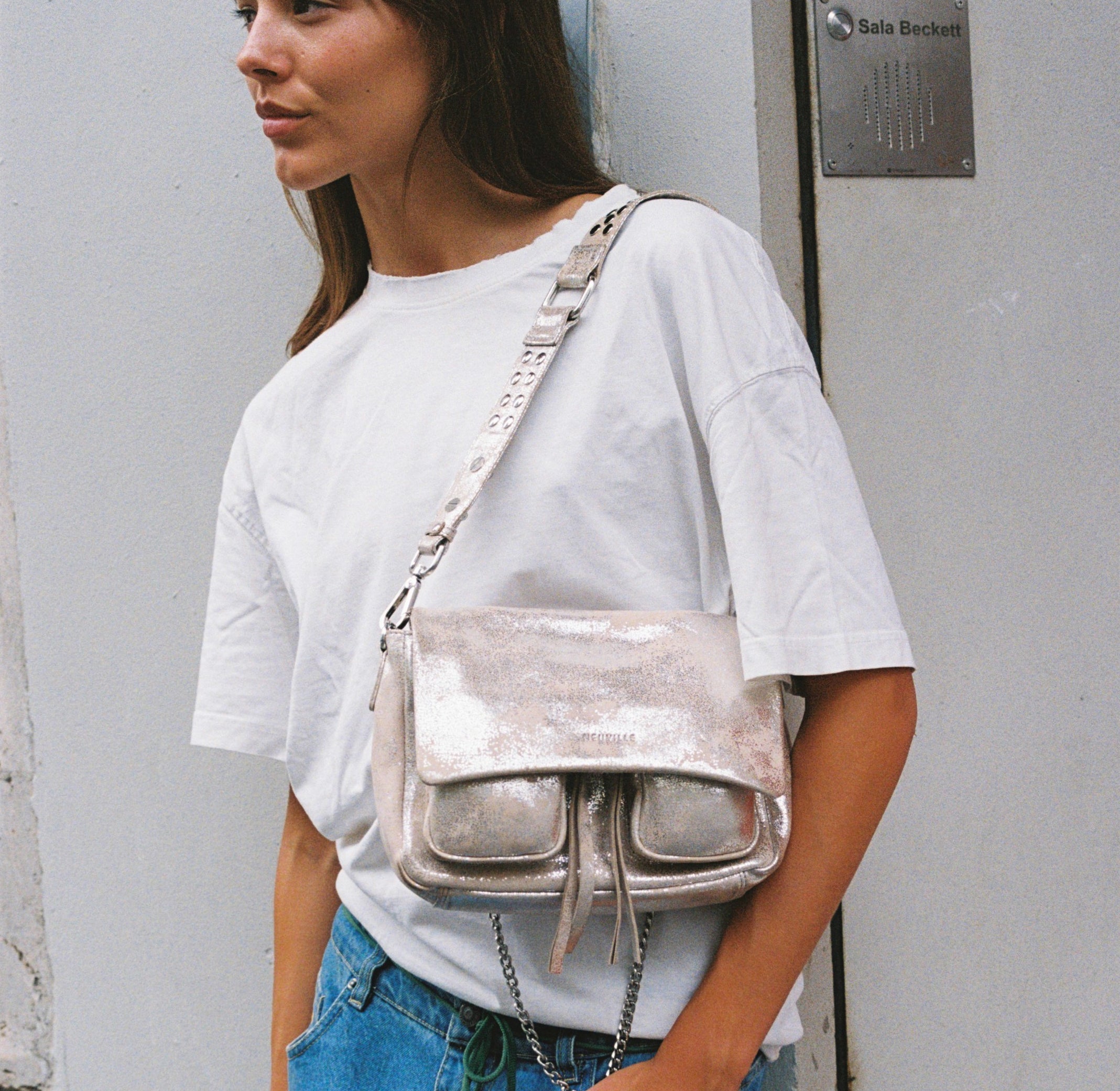 Maxke Sand Gold leather bag on model in street