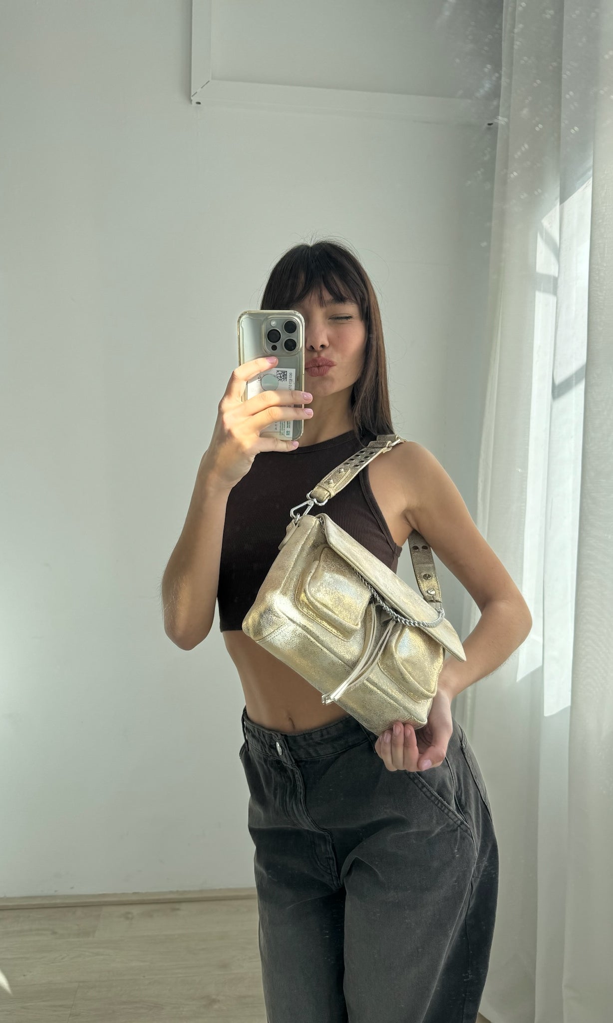 Maxke Sunset Gold on model, Gold leather bag Neuville