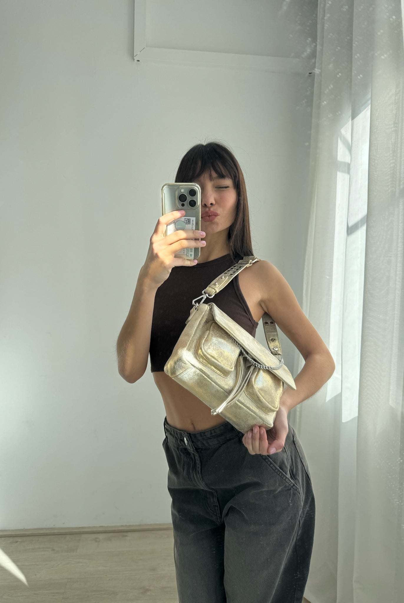 Maxke Sunset Gold on model, Gold leather bag Neuville