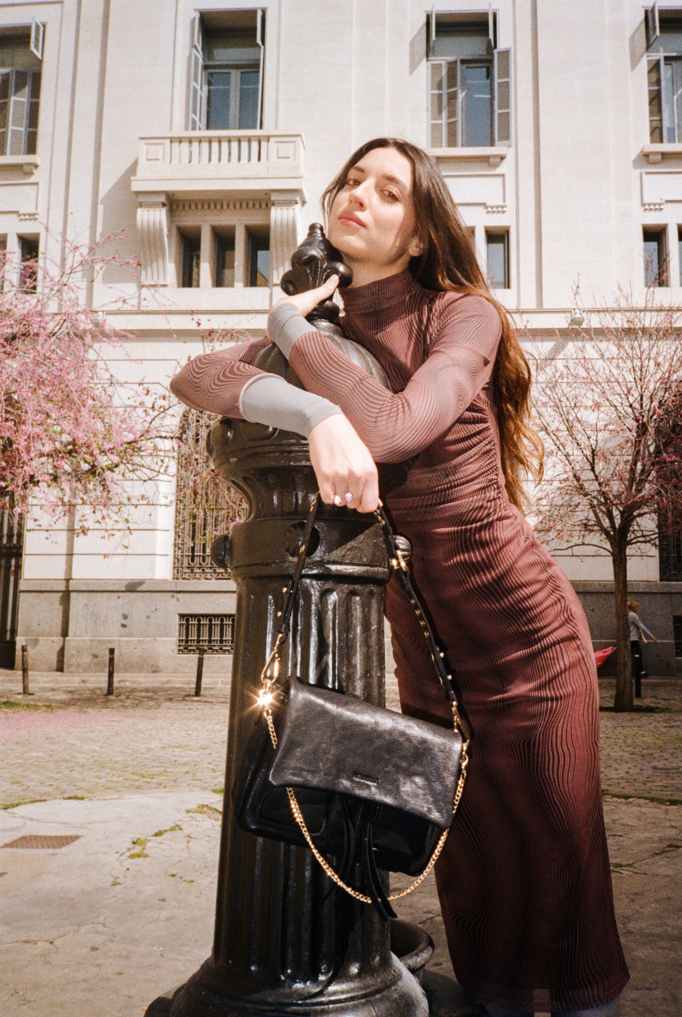 Maxke Black with Golden hardware, leather bag of the brand Neuville, model with bag