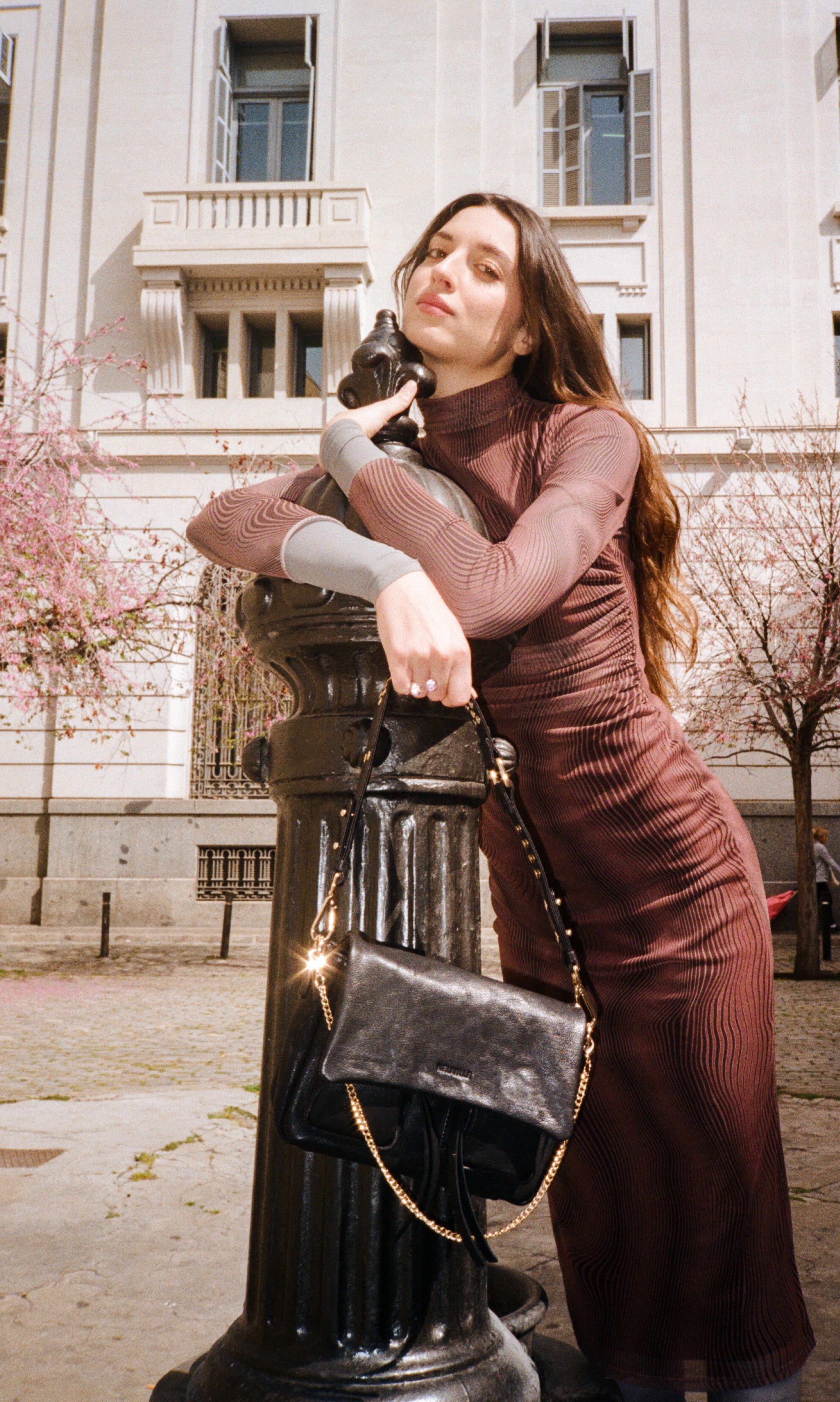 Maxke Black with Golden hardware, leather bag of the brand Neuville, model with bag