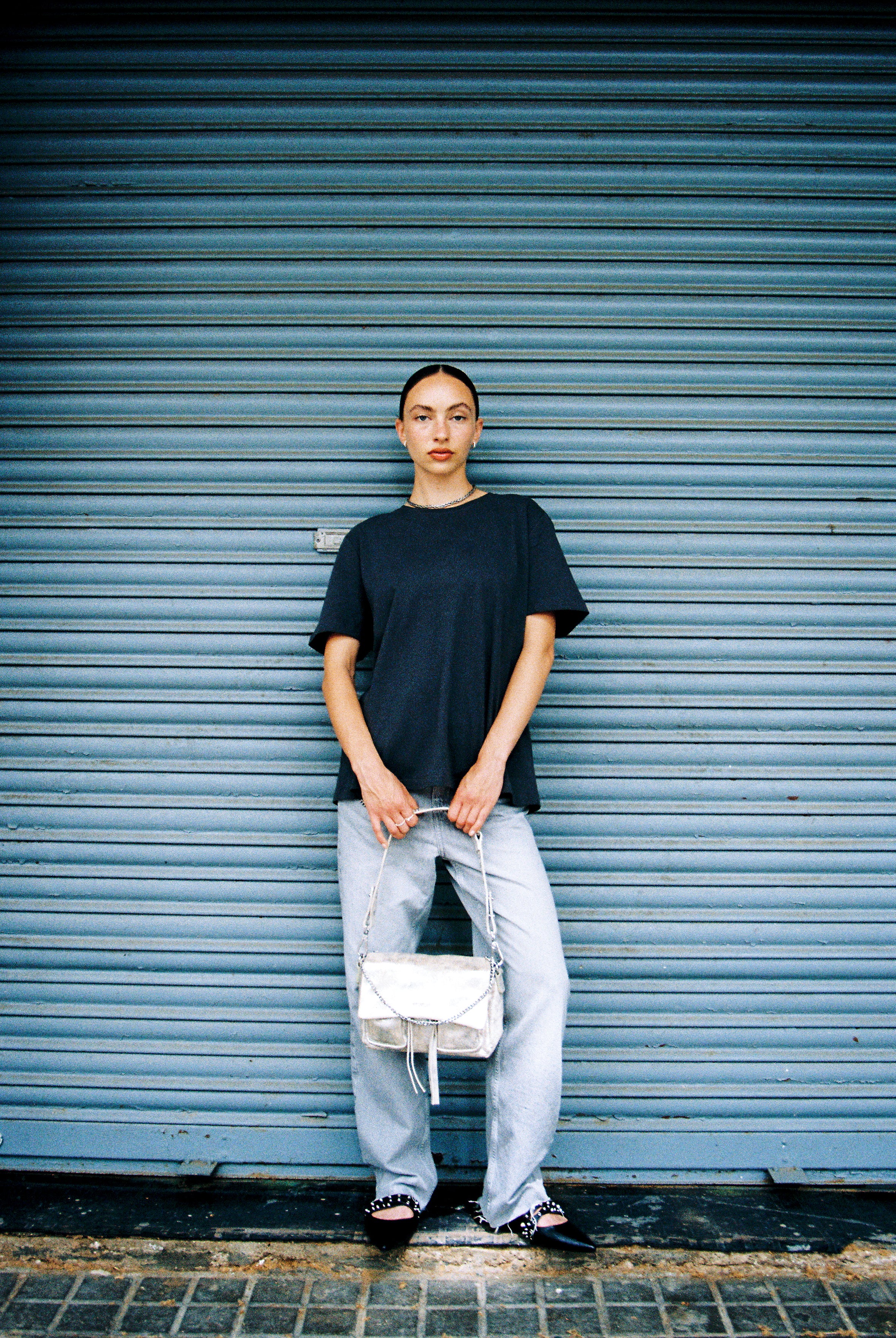 Maxke Sand Gold Leather Bag of the Brand Neuville on model