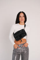 Woman wearing Maxke Crunch Black Leather shoulder bag of the brand Neuville