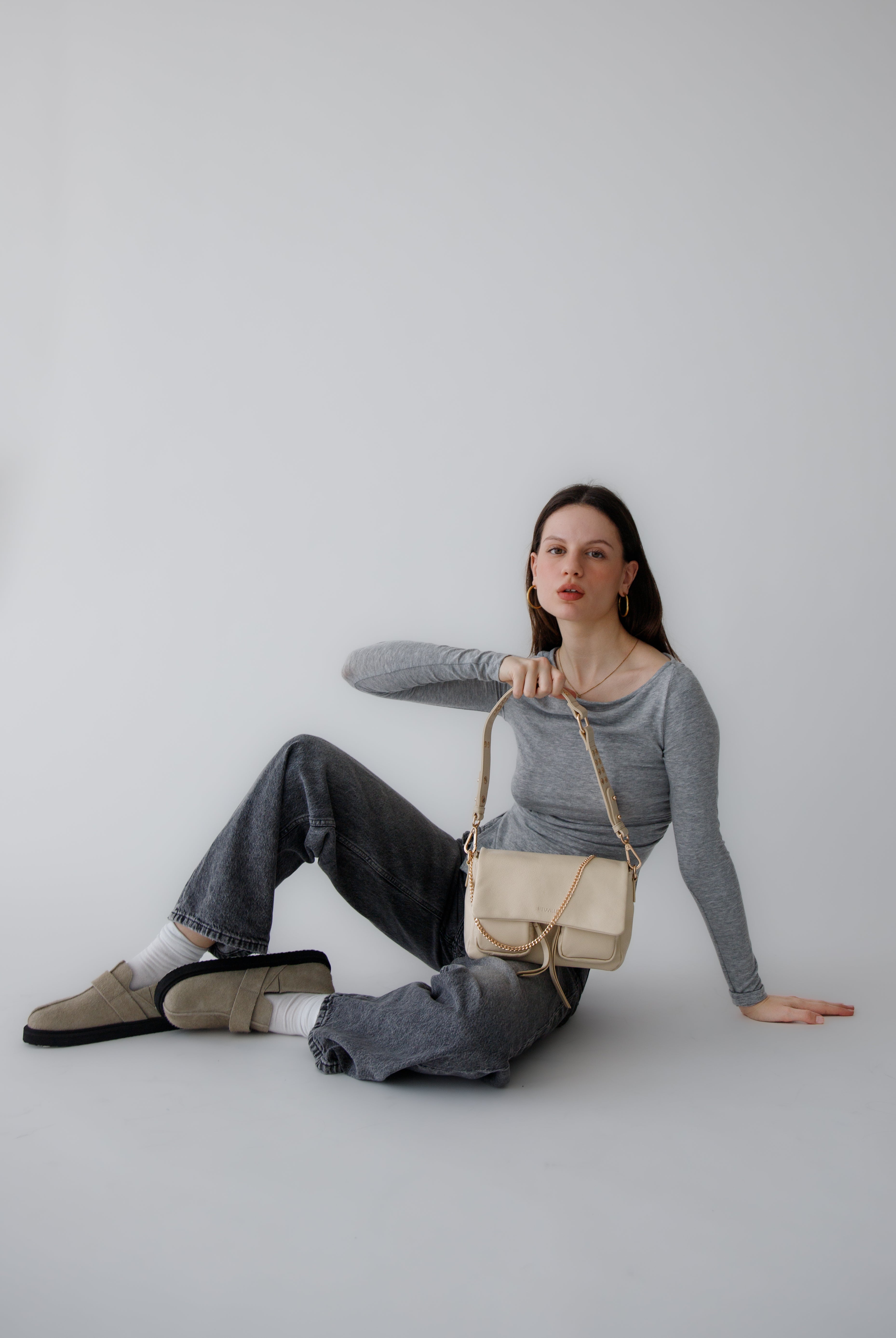 Maxke Ivory Leather shoulder - and crossbody bag with golden hardware of the brand Neuville. model photo with strap