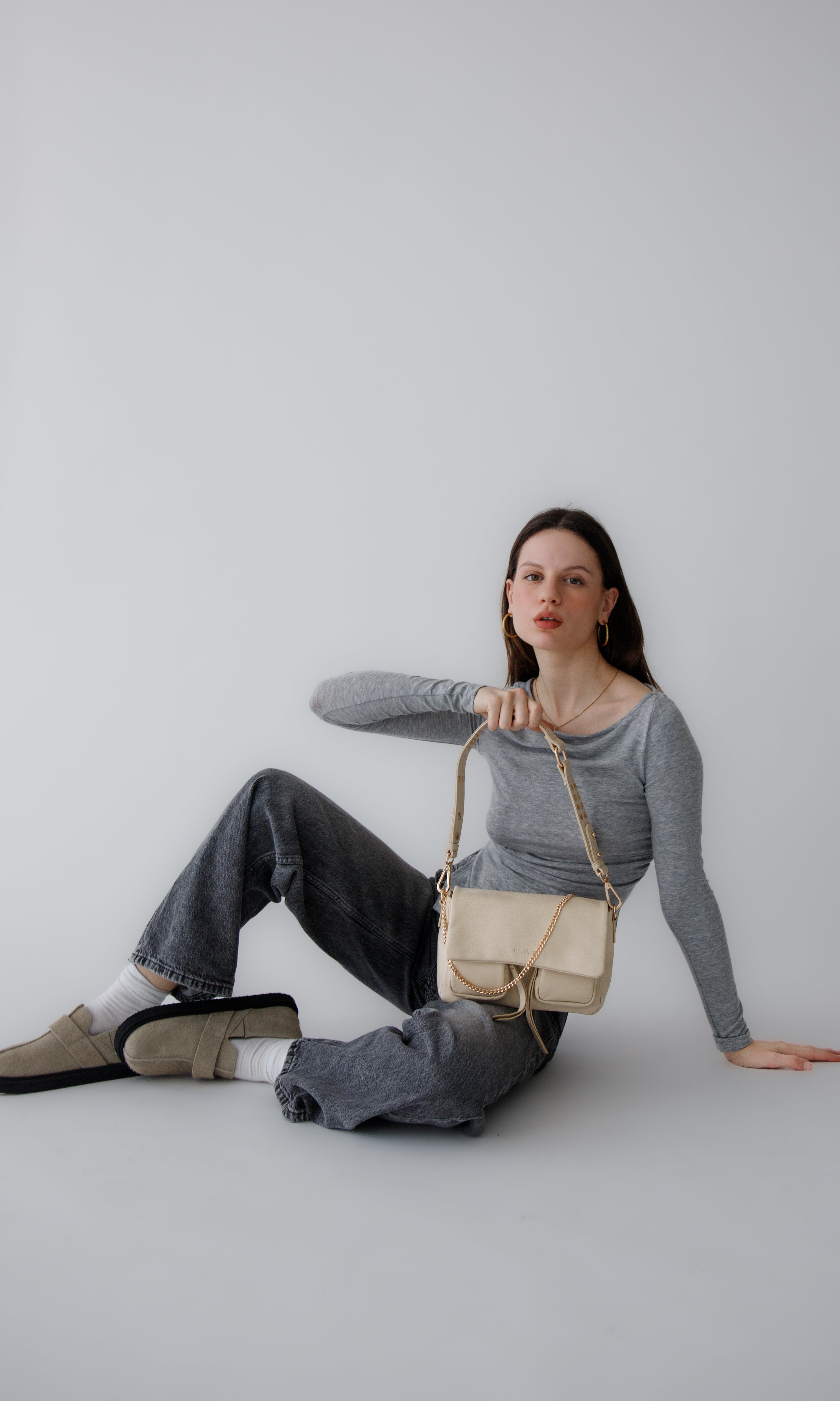Maxke Ivory Leather shoulder - and crossbody bag with golden hardware of the brand Neuville. model photo with strap