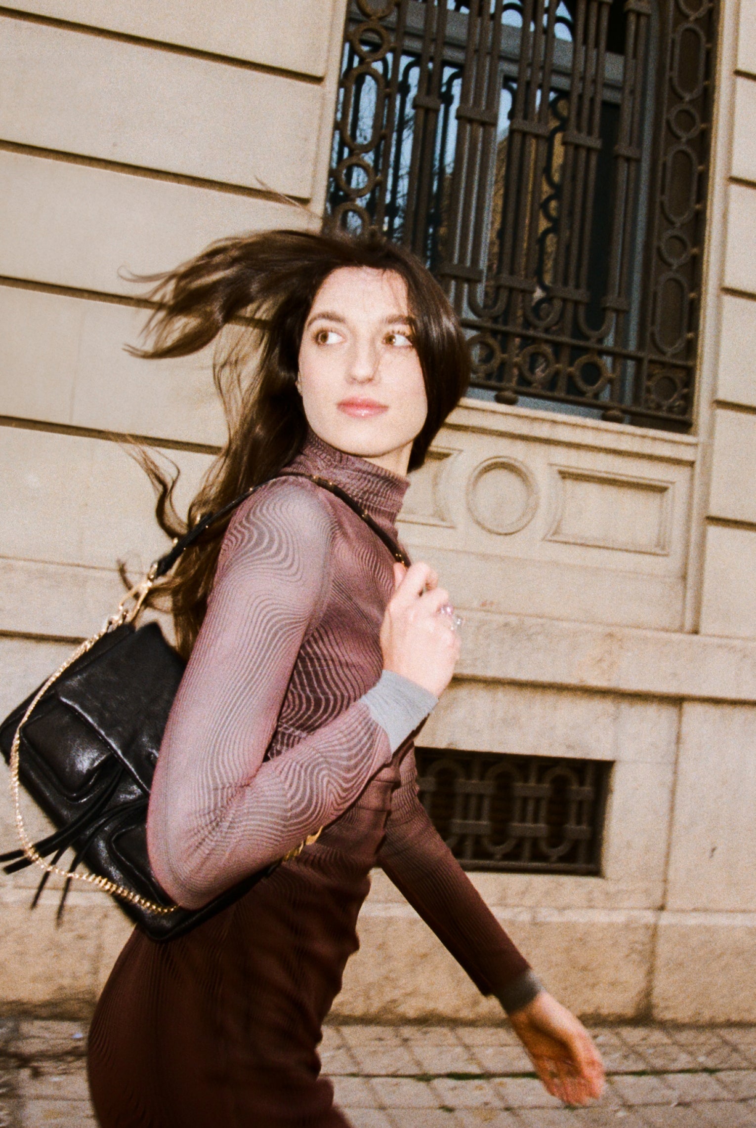 Maxke Black with Golden hardware, leather bag on model, Neuville