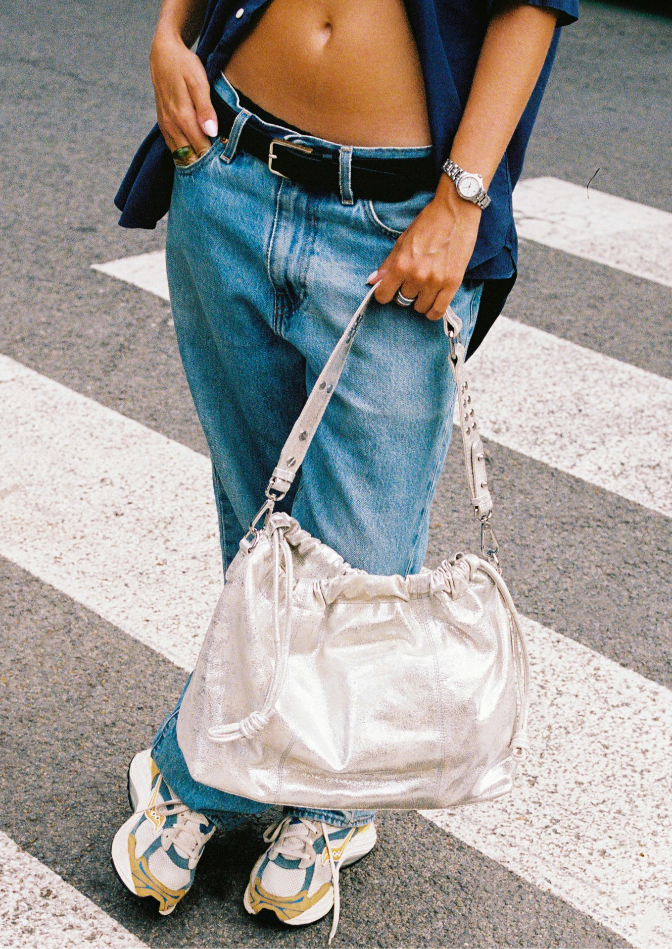 Model wearing Elliot Sand gold Shoulderbag and crossbody bag of the brand Neuville on the street