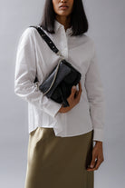 Max mIni Bubble Black leather bag Neuville, worn on model as shoulderbag