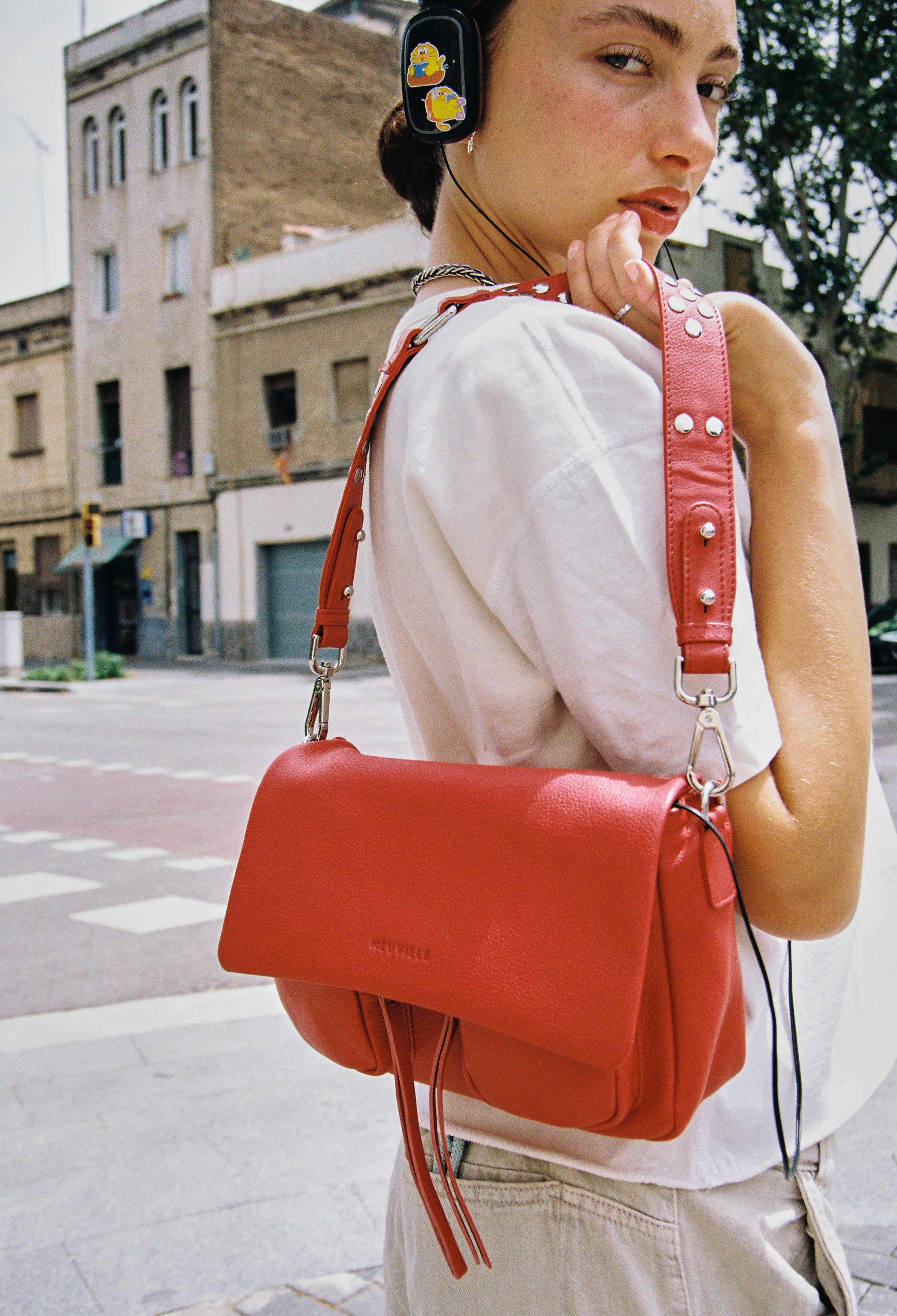 Maxke Red Coral, red leather bag with model