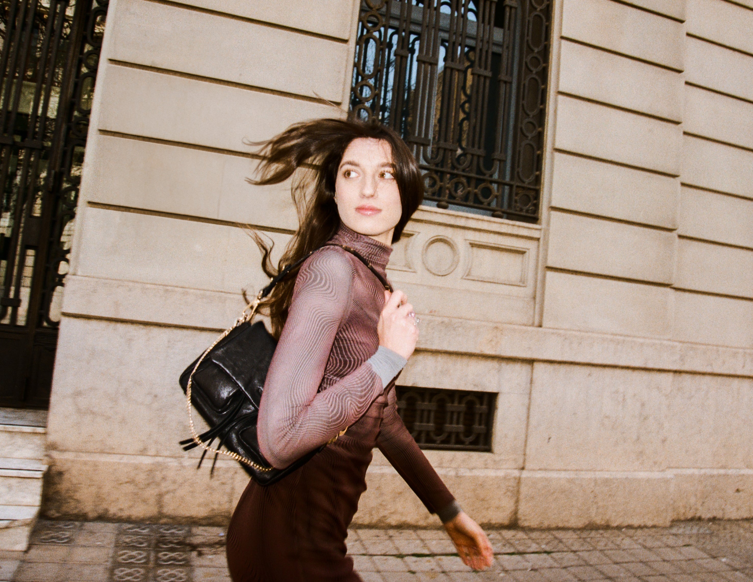 Maxke Black with Golden hardware, leather bag on model, Neuville